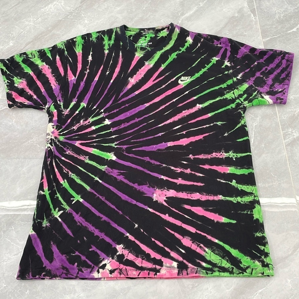 Men’s The Nike Tee Sportswear Tie Dye Black Vivid Purple Cucumber Calm Shirt